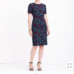 Shortsleeved floral printed knee length dress